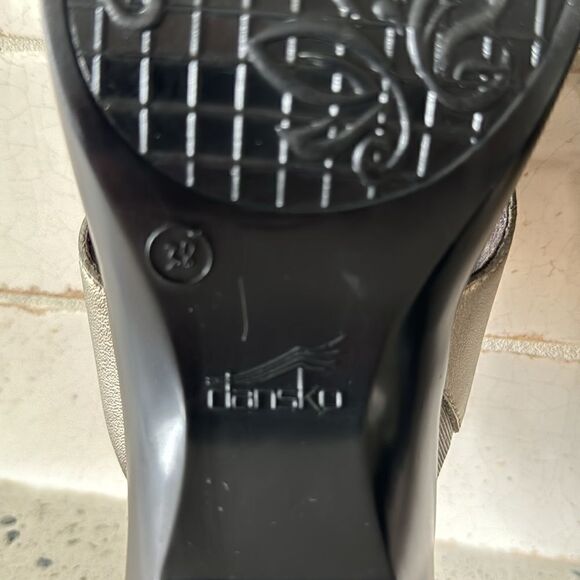 Dansko Women's Pewter Leather Flower Thong Open Toe Comfort Sandal slide Size 38 - Picture 11 of 14